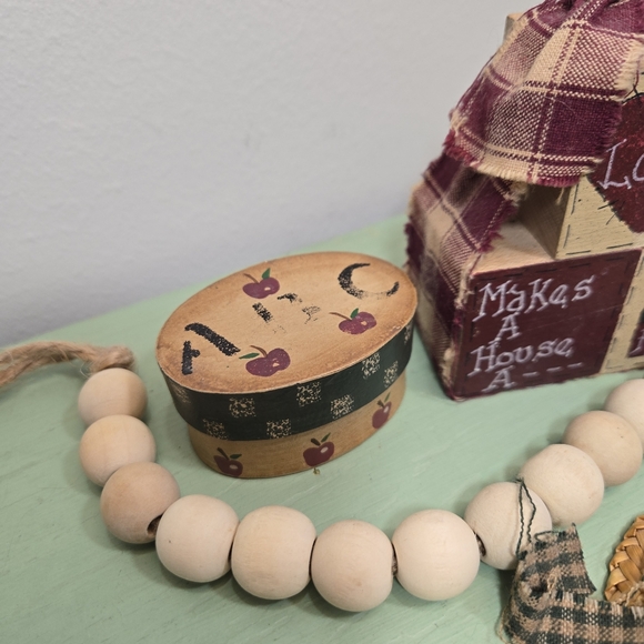 Primitive Miniatures - ABC Apple Box, Love Makes a House a Home Blocks, Hat - Picture 4 of 4